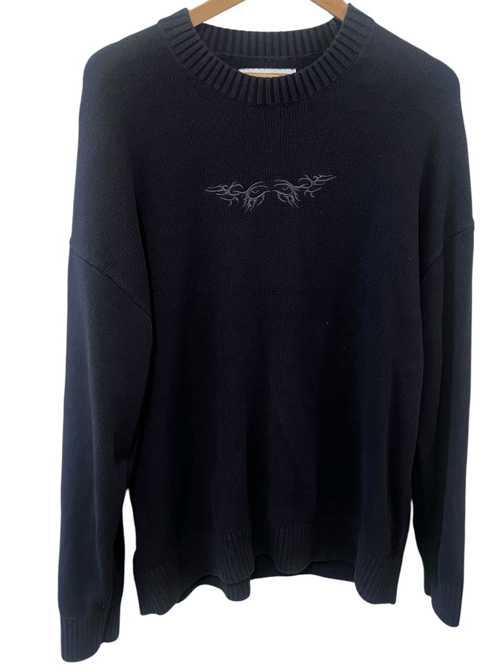 Hollister Men’s Charcoal Gray Crewneck Knit Pullover Sweater with Embroidery